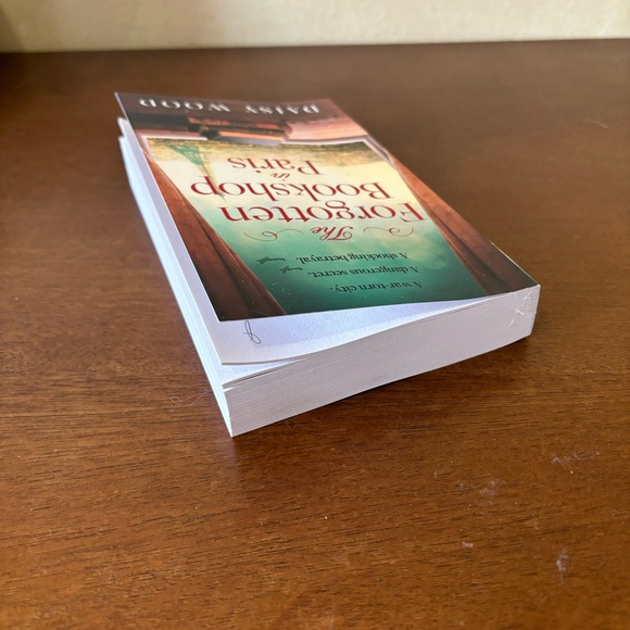 3/$20 📚 The Forgotten Bookshop in Paris Daisy Wood 2023 Avon Paperback - Picture 3 of 8